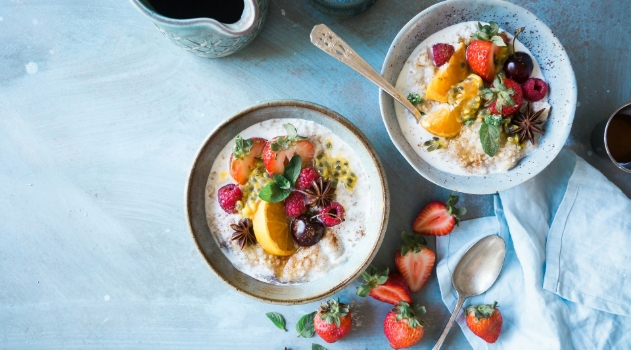 dos bowls de avena y frutas